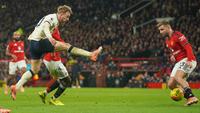 Pemain West Ham, Jarrod Bowen (kiri) melepaskan tendangan ke arah gawang Manchester United pada lanjutan Liga Inggris 2025/2026 di Stadion Old Trafford, Jumat (5/12/2025) malam WIB. (AP Photo/Ian Hodgson)