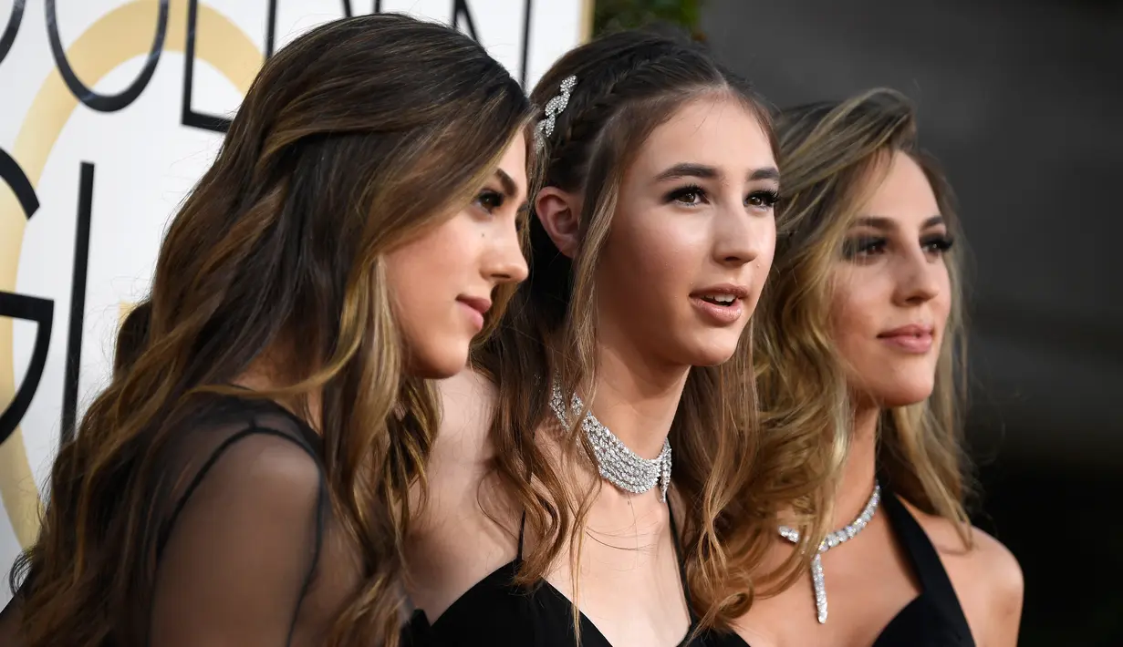 Ekspresi Sistine Stallone, Sophia Stallone dan Scarlet Stallone saat berpose di karpet merah Golden Globe Awards 2017 di Beverly Hilton, Beverly Hills, California, AS (8/1). (Frazer Harrison / Getty Images / AFP)
