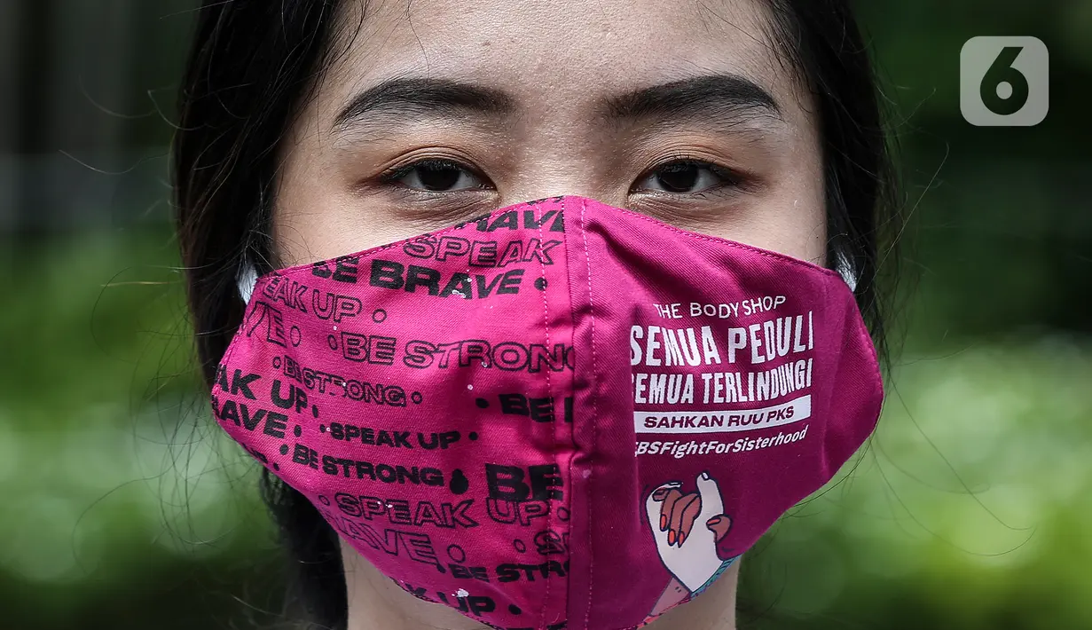 Pegiat komnas perempuan saat melakukan aksi diam 500 Langkah Awal Sahkan RUU PKS di depan gedung DPR, Jakarta, Rabu (25/11/2020). Dalam aksinya mereka menyusun sepatu sebagai simbol "semua peduli, semua terlindungi, stop sexual violence". (Liputan6.com/Johan Tallo)