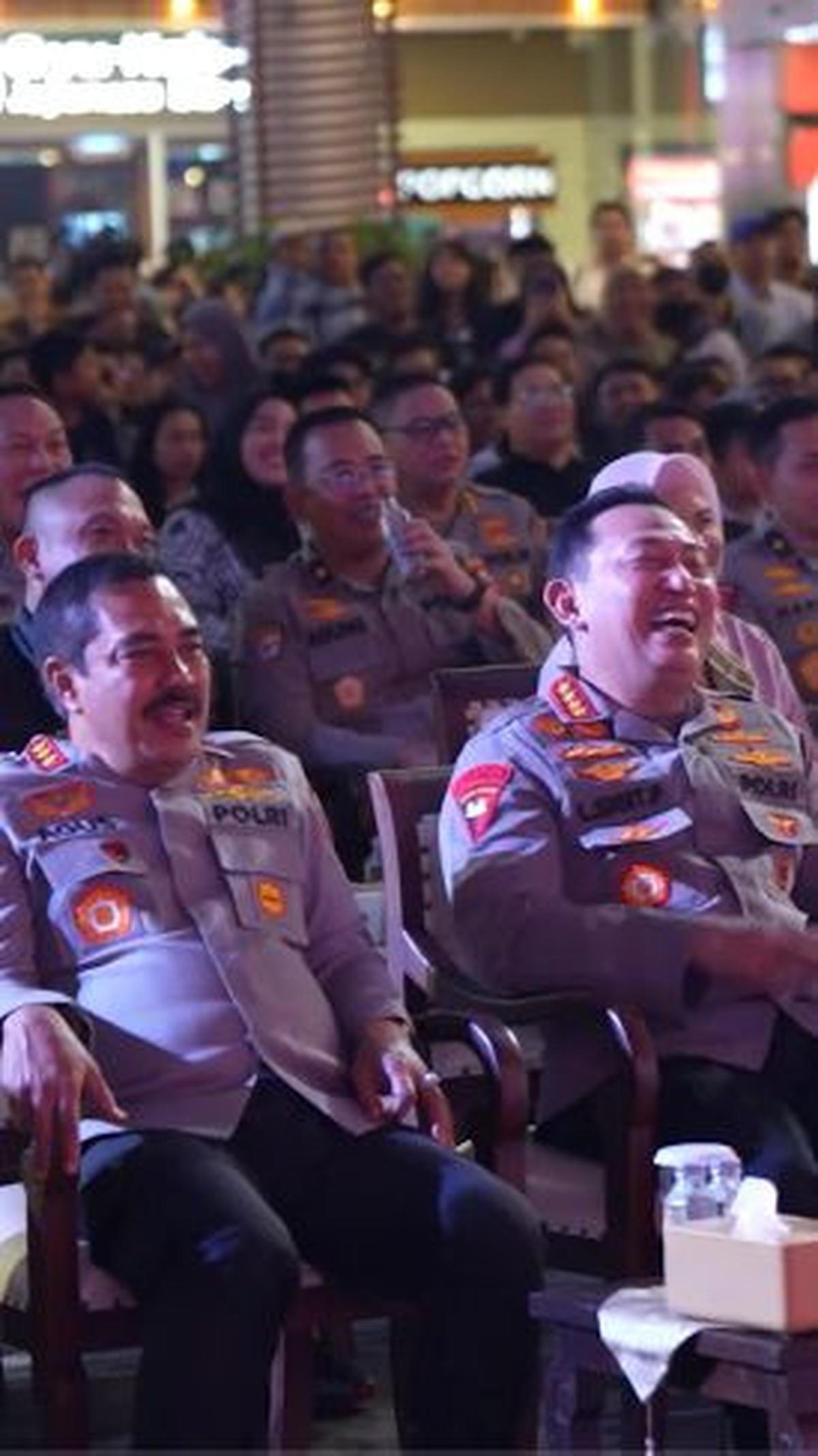 Bukannya marah, Kapolri justru tertawa lebar usai disapa oleh anggotanya tersebut. <br>