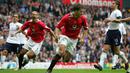 Selebrasi striker Manchester United, Ruud van Nistelrooy setelah mencetak gol dari eksekusi penalti ke gawang Tottenham Hotspur pada laga Liga Inggris 2004/2005 di White Hart Lane Stadium, London (25/9/2004). Ruud van Nistelrooy total mencetak 109 gol dari 620 laga bagi MU di Premier League sejak didatangkan dari PSV Eindhoven pada awal musim 2001/2002 hingga 2005/2006. Pada akhir musim 2005/2006 ia memutuskan hijrah ke Real Madrid. (AFP/Odd Andersen)