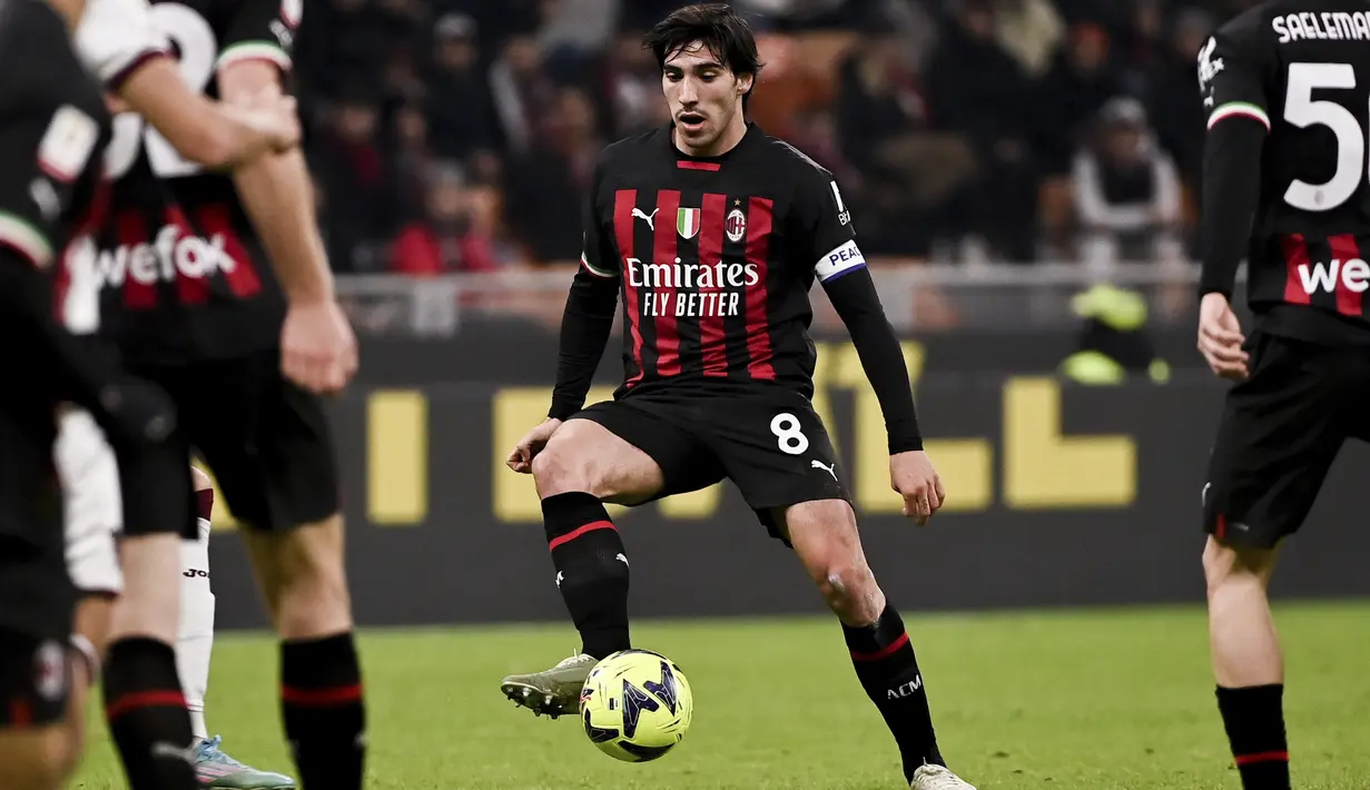 <p>Gelandang AC Milan, Sandro Tonali mengontrol bola saat bertanding melawan Torino pada pertandingan babak 16 besar Coppa Italia di Stadion San Siro di Milan, Italia, Kamis (12/1/2023). Torino menang tipis atas AC Milan dengan skor 1-0 berkat gol Michel Adopo di perpanjangan waktu. (Marco Alpozzi/LaPresse via AP)</p>