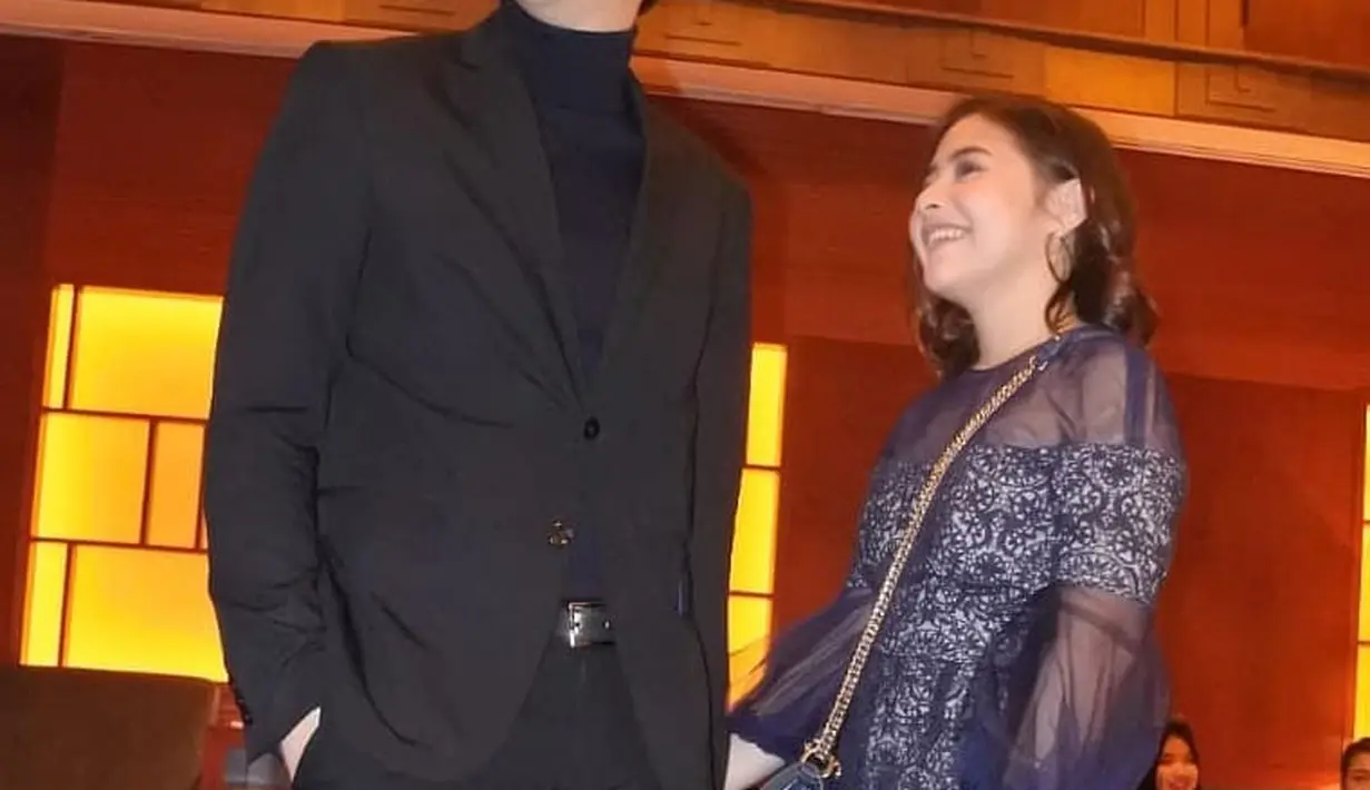 Kali ini terlihat Maxime berpose bersama Prilly Latuconsina. Ia tampak tampan mengenakan outfit serba hitam. Maxime mengenakan turtleneck hitam, yang dilayer lagi dengan setelan jas dan celana panjang hitam. Foto: Instagram.