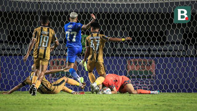 Foto: Aksi Solid Kiper Asing Dewa United, Sonny Stevens sebelum Akhirnya Dibobol Tendangan Ezra Walian di BRI Liga 1 2023 / 2024