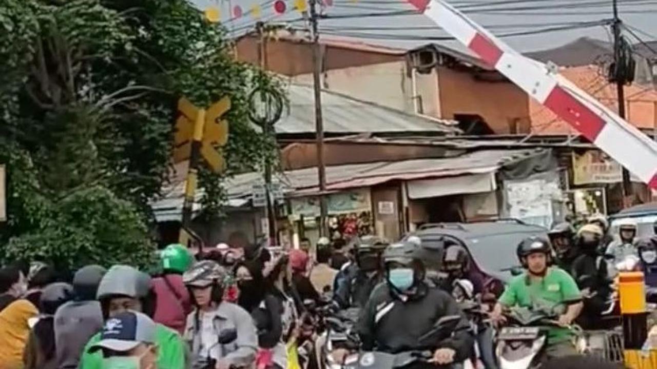 Terobos Palang Perlintasan Kereta Api
