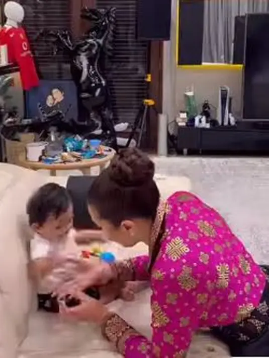 Ashanty momong Baby Ameena (Instagram/ashanty_ash)