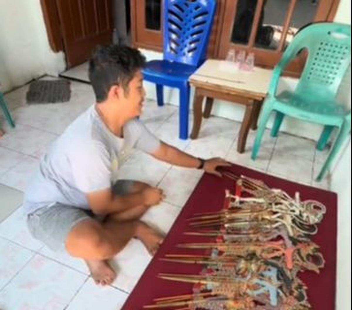 "Disclaimer: 180 wayang tidak semua wayang dari alm. Ki Enthus Susmono (hanya ada beberapa) dan wayang ini adalah wayang yang dilepas oleh alm. Ki Enthus Susmono sebelum beliau wafat," jelasnya.