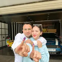 Nagita Slavina tampil dengan penampilan santai namun tetap stylish saat menggunakan hak pilihnya pada Pilkada Serentak 2024.