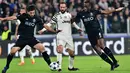 Penyerang Juventus, Gonzalo Higuain (tengah) berusaha membawa bola dari kawalan dua pemain Porto pada leg kedua 16 besar Liga Champions di Stadion Juventus, Turin, Italia, (15/3). Juventus menang atas Porto dengan skor 1-0. (AFP Photo/Giuseppe Cacace)