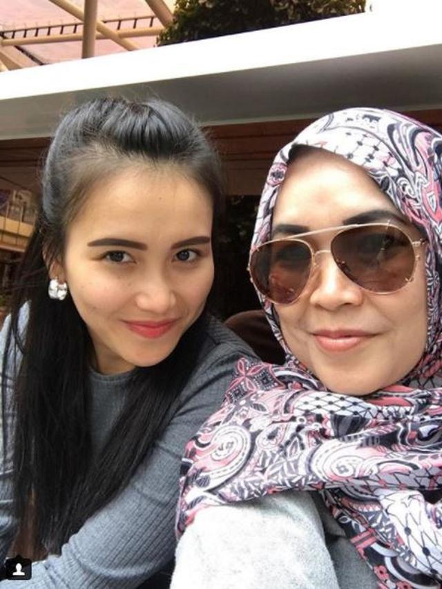 Liburan Di Bali Gaya Pakaian Ibunda Ayu Ting Ting Jadi Sorotan Showbiz Liputan6 Com