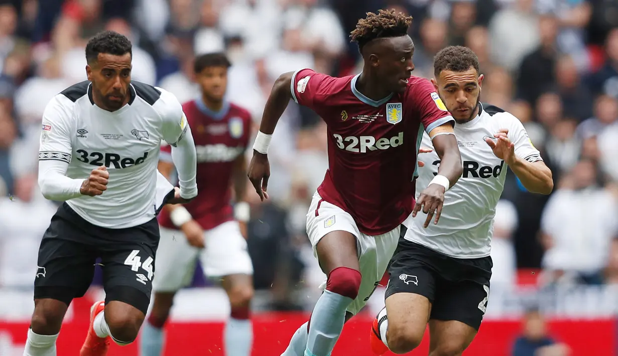 Tammy Abraham yang kini tengah menjalani musim ketiga bersama AS Roma tercatat pernah berseragam Aston Villa berstatus pinjaman dari Chelsea selama semusim pada 2018/2019 saat The Villans bermain di Championship. Tampil tajam, ia sukses mencetak total 26 gol di semua kompetisi dan berhasil membawa Aston Villa promosi ke Premier League pada 2019/2020. (AFP/Adrian Dennis)