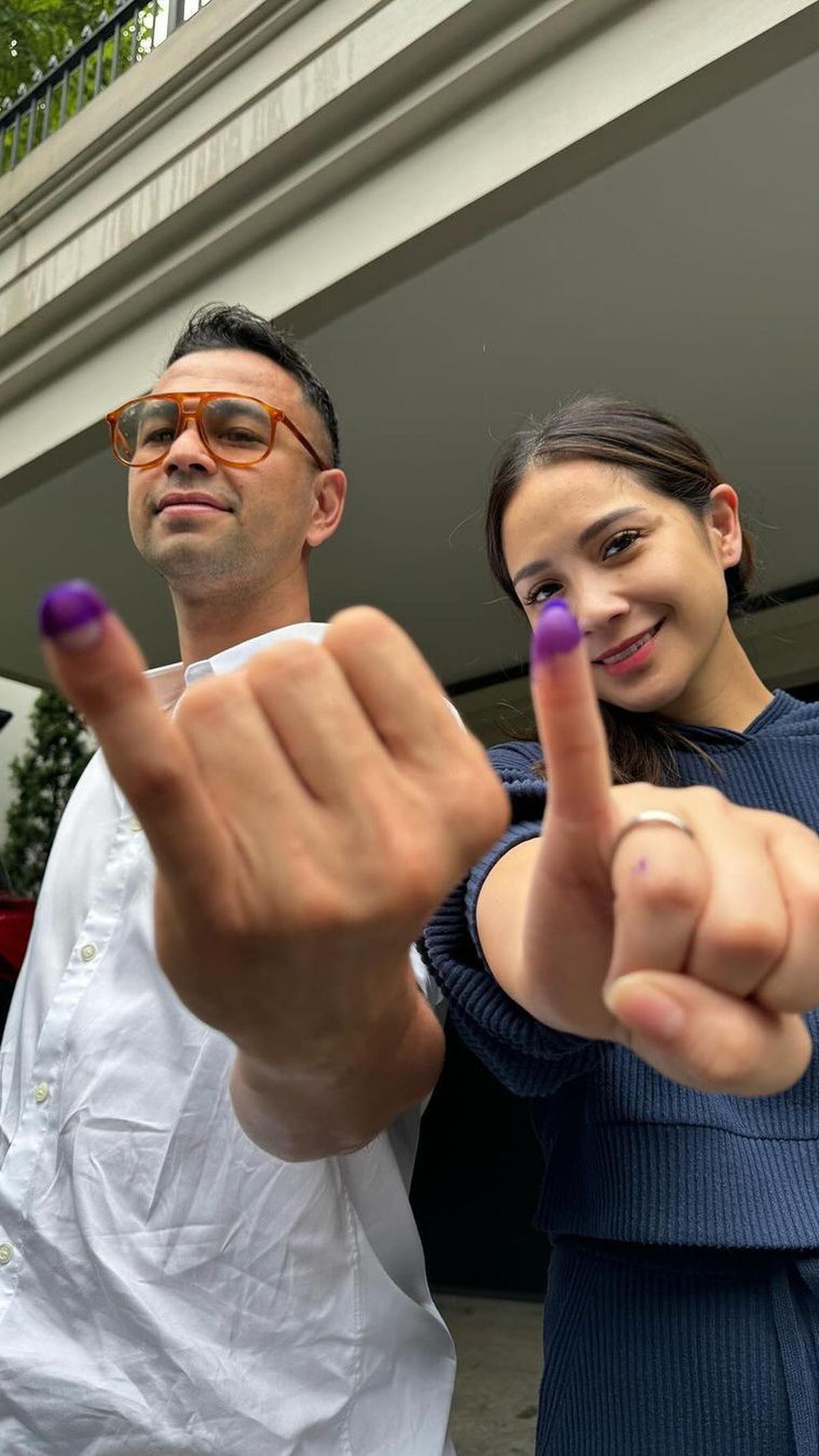 Raffi Ahmad dan Nagita Slavina, salah satu pasangan artis menggunakan hak suaranya. Keduanya berpose menunjukkan jari bertinta pertanda usai menyoblos.&nbsp;