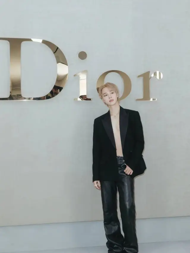 Jimin BTS tampil dengan gaya power suit. [@j.m]