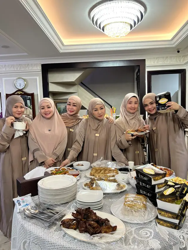 6 Potret Rieta Amilia dan Geng Artis Peringati Nisfu Syaban, Kompak Pakai Gamis
