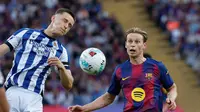 Benat Turrientes dan Frenkie de Jong berebut bola dalam pertandingan La Liga Spanyol antara Barcelona dan Real Sociedad di Stadion Olimpiade Lluis Companys, Barcelona, Spanyol, Minggu, 28 September 2025. (AP Photo/Joan Monfort)