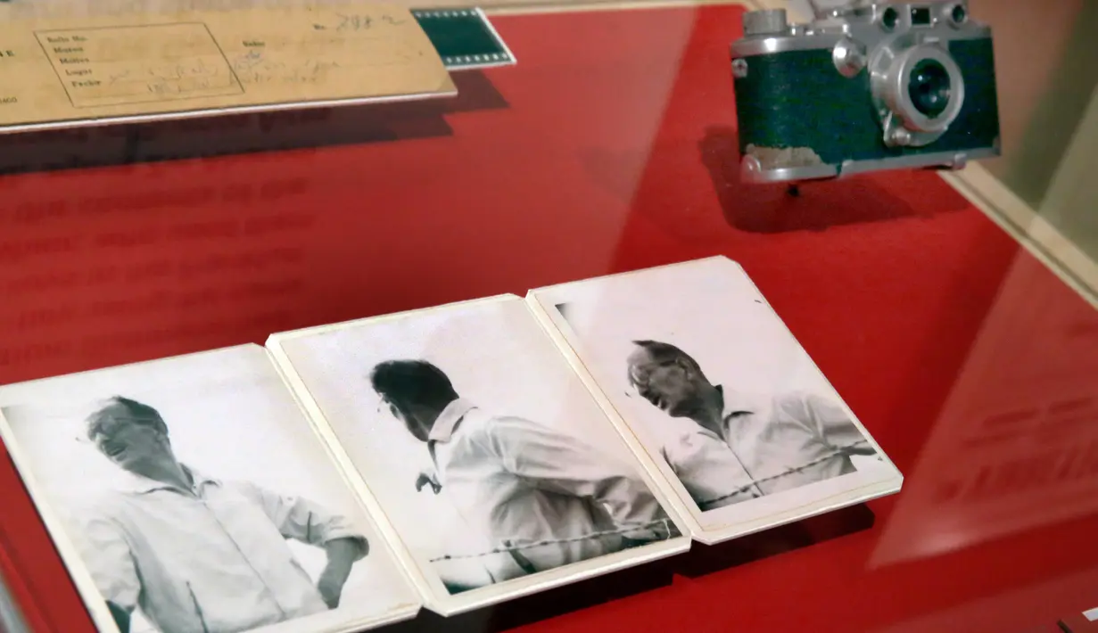 Negatif asli dan foto pertama Adolf Eichmann saat pelariannya ke Argentina ditampilkan di Jewish Heritage, New York (14/7). Eichmann ditangkap dan diadili pada 1961 di Israel dan setahun kemudian dihukum gantung. (AP Photo/Richard Drew)