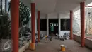 Pekerja beraktivitas di bangunan Bandar Udara Kemayoran, Jakarta, Selasa (11/15). Renovasi tersebut dilakukan untuk memperbaiki sejumlah sudut bandara yang mulai rusak dimakan usia. (Liputan6.com/Gempur M Surya)