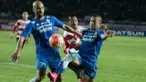 Penyerang Persib, Sergio van Dijk dan Tantan, berusaha melewati pemain Madura United pada laga Torabika Soccer Championship 2016 di Stadion Si Jalak Harupat, Sabtu (28/5/2016). Kedua tim bermain imbang 0-0. (Bola.com/Vitalis Yogi Trisna) 