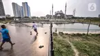 Anak-anak bermain bola di area Waduk Mookervart, Duri Kosambi, Jakarta Barat, Senin (11/10/2021). Minimnya perawatan dari petugas terkait menyebabkan waduk yang lebih dikenal dengan Waduk Daan Mogot ini dipenuhi sampah dan sebagian fasilitas rusak. (merdeka.com/Iqbal S. Nugroho)