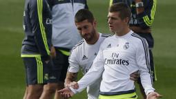 Pemain Real Madrid, Toni Kroos dan Sergio Ramos berlatih jelang laga La Liga melawan Celta Vigo di Madrid, Spanyol, Jumat (23/10/2015). (EPA/Mariscal)