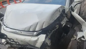 Mobil Listrik Tabrak Trotoar hingga Rusak Fasilitas Umum di Jaksel