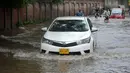 Sejumlah kendaraan melintas di jalanan yang terendam banjir setelah hujan lebat mengguyur Lahore, Punjab, Pakistan, 20 Agustus 2020. Sebanyak 18 orang tewas dan banyak lainnya terluka akibat hujan lebat di Punjab. (Xinhua/Sajjad)