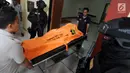 Jenazah pelaku skimming WNA asal Bulgaria yang ditembak mati oleh polisi dibawa ke RS Polri R Said Sukanto, Jakarta Timur, Kamis (5/4). Pelaku berinsial GDP tersebut terpaksa ditembak mati karena melawan saat akan ditangkap. (Merdeka.com/Arie Basuki)