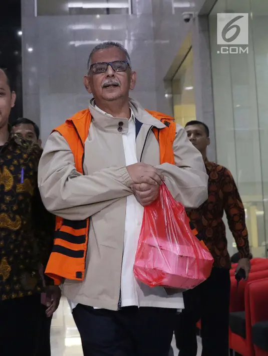 Tersangka kasus dugaan korupsi pembangunan PLTU Riau-1 yang juga Direktur Utama PT PLN nonaktif Sofyan Basir (kanan) usai menjalani pemeriksaan di Gedung KPK, Jakarta, Rabu (29/5/2019). Ini merupakan pem,eriksaan kedua Sofyan Basir pasca penahanan oleh KPK. (Liputan6.com/Helmi Fithriansyah)