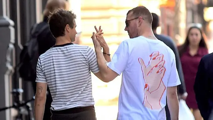 [Bintang] Tertangkap Berciuman, Brandon Flynn dan Sam Smith Pacaran?