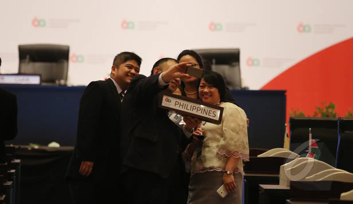 Delegasi Konferensi Asia Afrika dari Filipina berfoto bersama saat mengikuti pembukaan Pertemuan Tingkat Menteri Asia-Afrika di Jakarta Convention Center, Senin (20/4/2015). (Liputan6.com/Herman Zakharia)
