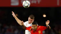 Gelandang Spanyol,  Thiago Alcantara berebut bola udara dengan gelandang Inggris, Eric Dier selama pertandingan UEFA Nations League 2018 di stadion Benito Villamarin, Sevilla (15/10). Inggris menang 3-2 atas Spanyol. (AP Photo/Miguel Morenatti)