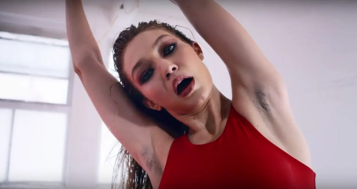 Gigi Hadid tak malu menunjukkan bulu ketiaknya dalam video kalender tahunan LOVE Magazine. [foto: YouTube]