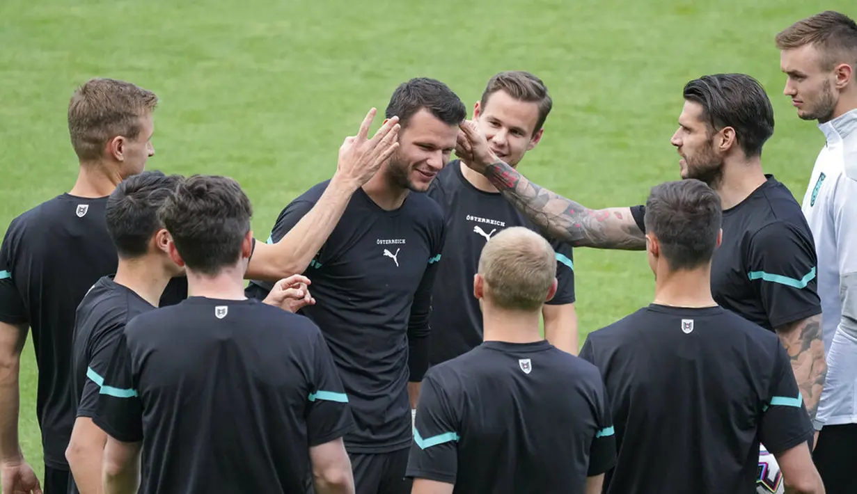 Para pemain Austria melakukan pemanasan saat sesi latihan jelang melawan Ukraina pada pertandingan Grup C Euro 2020 di Stadion Arcul de Triumf, Bucharest, Rumania, Minggu (20/6/2021). Austria akan melawan Ukraina pada 21 Juni 2021. (AP Photo/Vadim Ghirda)