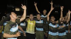 Para pemain Adira FC merayakan gelar juara Grand Final Super Soccer Futsal Battle 2017 di Bintaro Xchange, Tangerang, Minggu (22/10/2017). Adira FC menang adu penalti atas Merah Jaya Bekasi. (Bola.com/Vitalis Yogi Trisna)