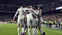 Para pemain Real Madrid merayakan gol penentu kemenangan yang dicetak, Sergio Ramos saat mengalahkan Real Betis 2-1 di Santiago Bernabeu, Madrid, Senin (13/3/2017) dinihari WIB. (AFP/Gerard Julien)