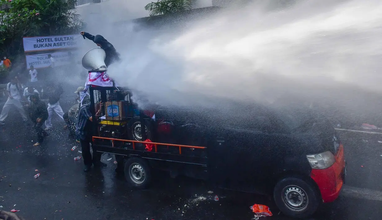 Massa yang menolak eksekusi lahan Hotel Sultan terlibat bentrok dengan petugas pengamanan gabungan di kawasan Gelora Bung Karno (GBK), Jakarta, Kamis (18/6/2026). (merdeka.com/Arie Basuki)