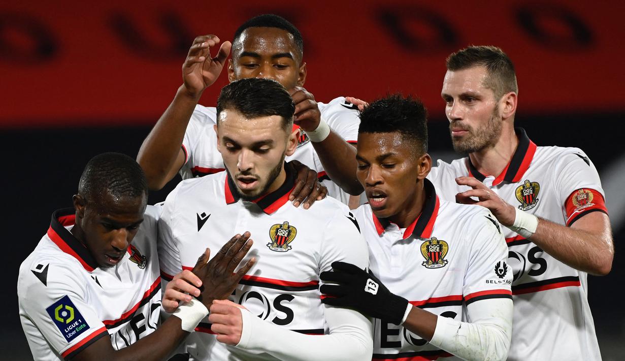 Striker Nice, Amine Gouiri (tengah) melakukan selebrasi usai mencetak gol pertama timnya melalui eksekusi penalti ke gawang Rennes dalam laga lanjutan Liga Prancis 2020/21 pekan ke-27 di Roazhon Park Stadium, Rennes, Jumat, (26/2/2021). Nice menang 2-1 atas Rennes. (AFP/Damien Meyer)