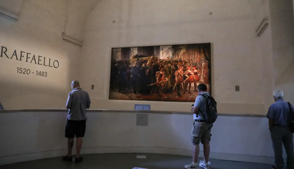 Warga mengunjungi pameran "Raffaello 1520-1483" di Roma, Italia, pada 2 Juli 2020. Pameran retrospektif terbesar tentang kehidupan dan karya maestro zaman Renaisans Raphael, baru-baru ini dibuka kembali untuk umum di Scuderie del Quirinale di Roma. (Xinhua/Cheng Tingting)