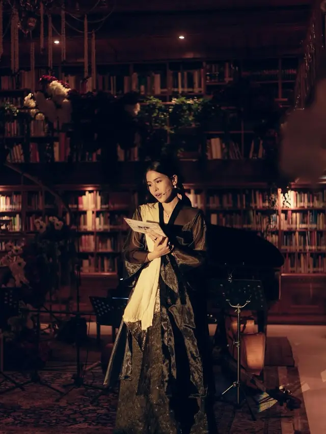 Tampilan Magis Maudy Ayunda Bacakan Puisi Perjalanan Cinta Habibie Ainun dengan Kebaya Tembus Pandang