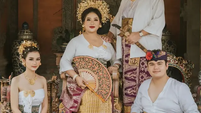 Sarah Menzel kekasih Azriel Hermansyah saat Kenakan Baju Adat Bali. [@luhde_menzel]