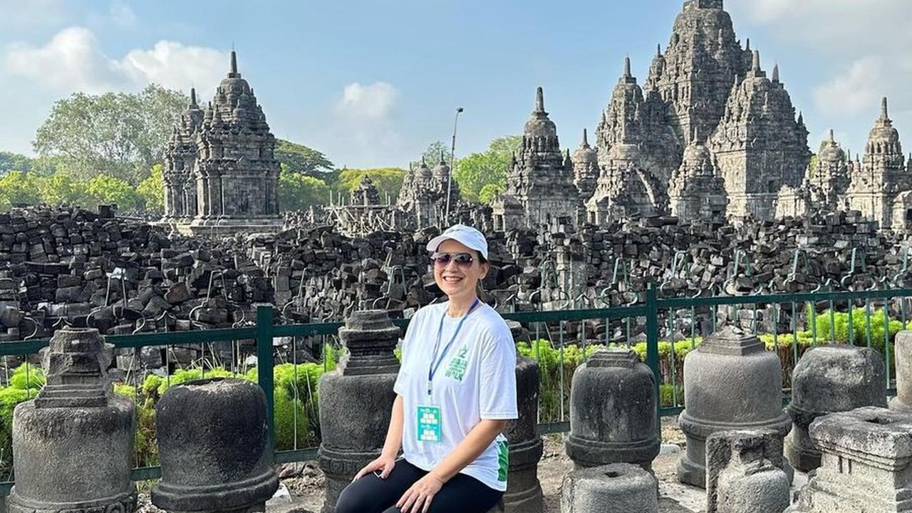 Tetap Bugar & Cantik Menawan di Usia 55 Tahun, Potret Ira Wibowo Jalan Kaki 5 Km di Yogyakarta