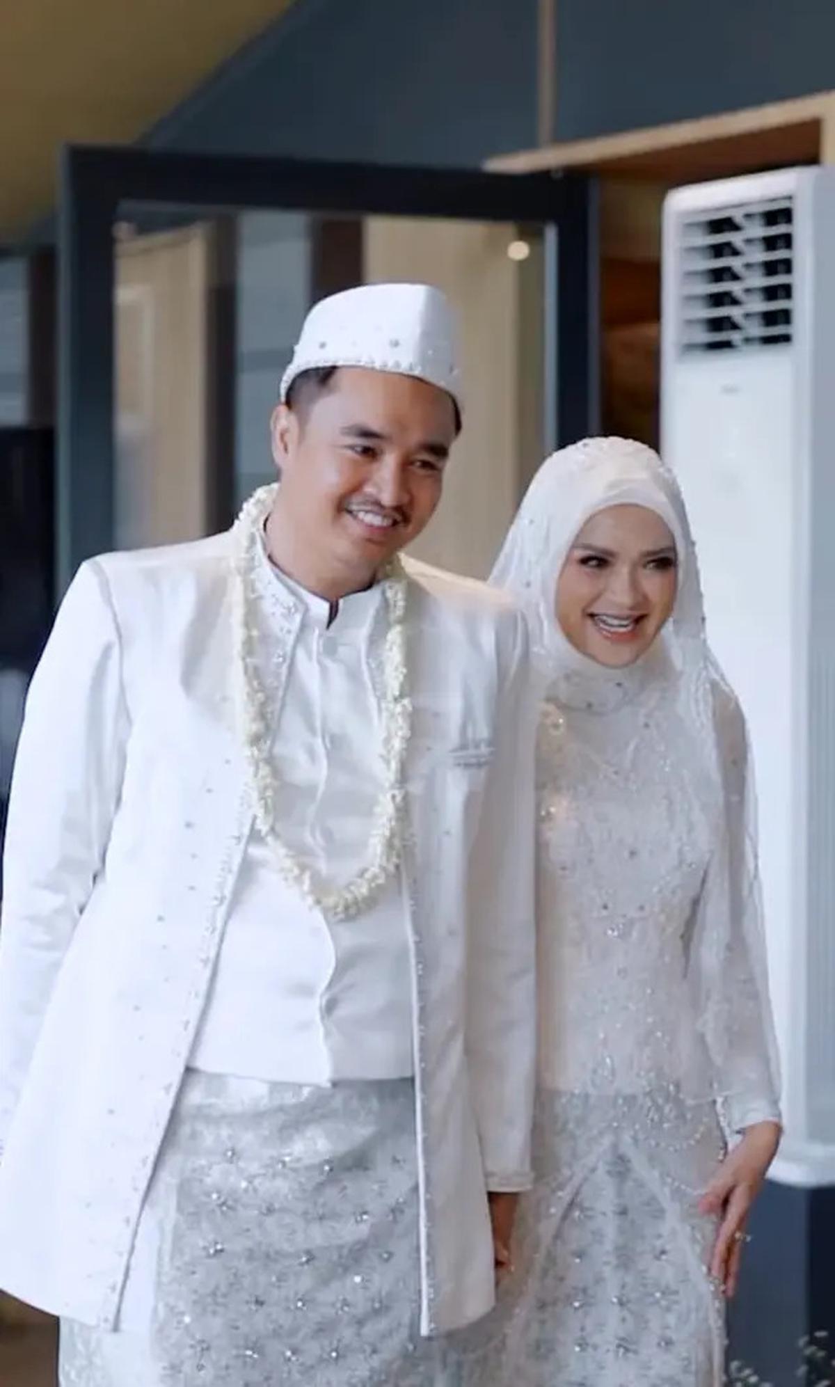 10 Artis Rasakan Tahun Baru 2025 Perdana Sebagai Pasutri, Terbaru Delia Septianti