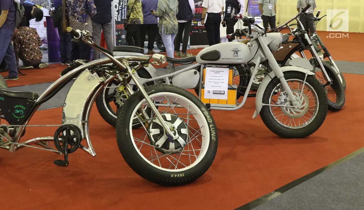 Pengunjung melihat-lihat motor modifikasi listrik yang dipamerkan pada gelaran Indonesia Electric Motor Show (IEMS) 2019 di Jakarta, Rabu (4/9/2019). 45 exhibitor ikut dalam pameran khusus kendaraan listrik yang bertajuk Electric Vehicle for Smart Transpotation. (Liputan6.com/Helmi Fithriansyah)