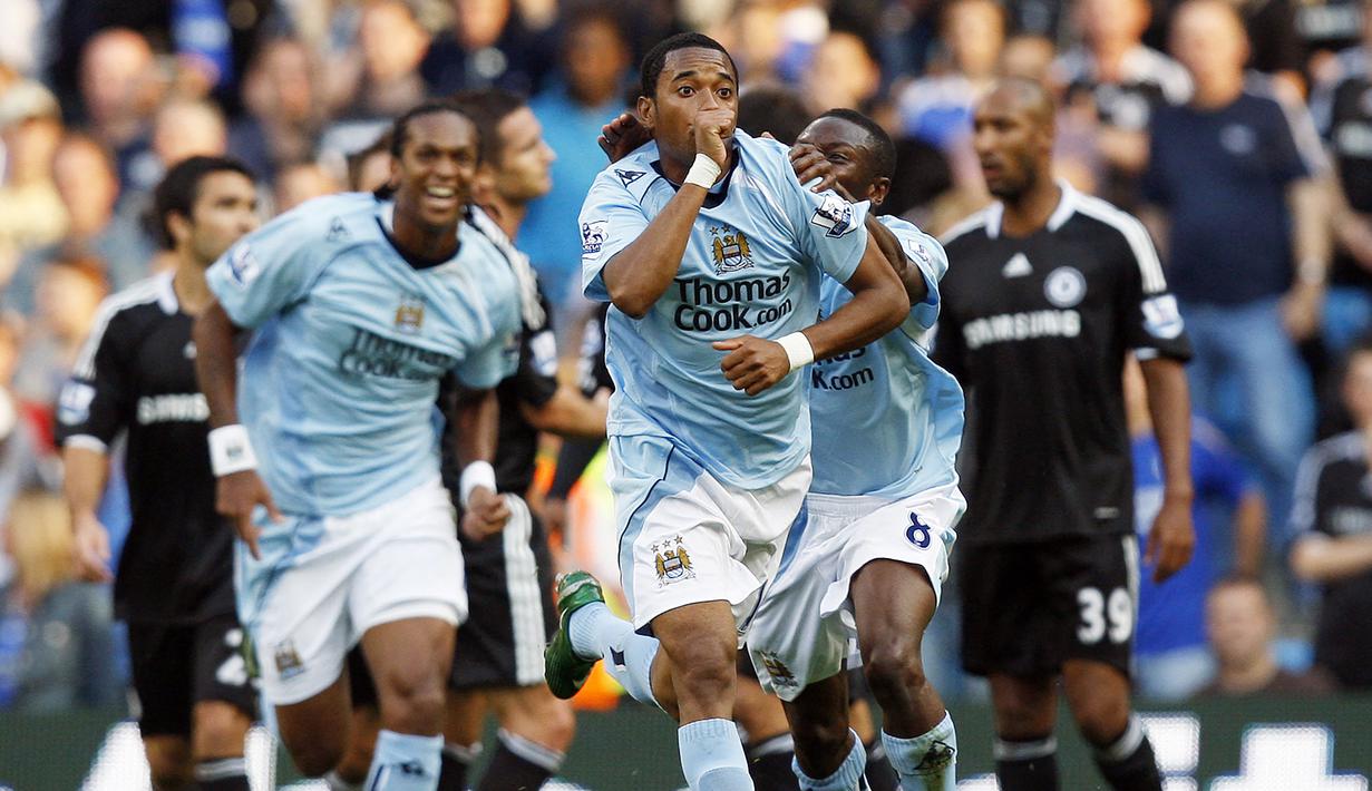 Robinho. Sayap kiri Brasil yang kini berusia 38 tahun dan telah pensiun pada Oktober 2020 brsama Santos ini pernah memperkuat Manchester City selama 2 musim mulai 2008/2009 hingga 2009/2010 sejak didatangkan dari Real Madrid pada awal musim 2008/2009 dengan nilai transfer 43 juta euro. Ia langsung mencetak 1 gol pada laga debutnya di pekan ke-4 Liga Inggris 2008/2009 (13/9/2008) menghadapi tamunya Chelsea, meski akhirnya kalah 1-3. Ia total tampil dalam 53 laga bersama Mancity di semua ajang dengan torehan 16 gol dan 12 assist. (AFP/Adrian Dennis)