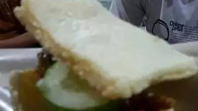 8 Potret Kocak Orang Menikmati Kerupuk Ini Bikin Heran