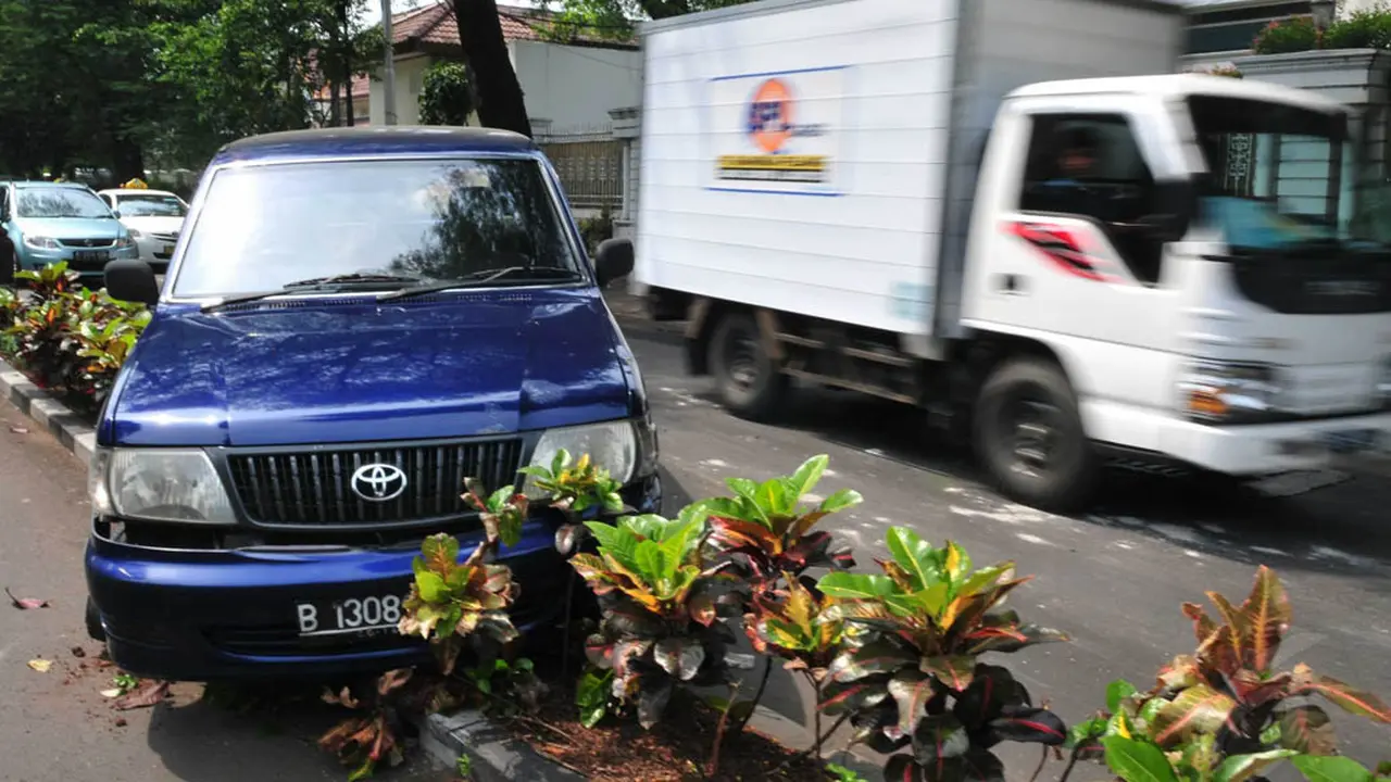 Pengemudi Ngantuk, Mobil Tabrak Pembatas Jalan