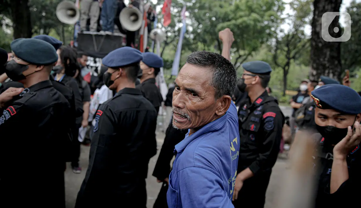 Pendemo melakukan orasi di depan gerbang Balai Kota DKI Jakarta, Jumat (14/10/2022). Gubernur DKI Jakarta Anies Baswedan menemui pendemo yang tengah melakukan orasi di depan gerbang Balai Kota DKI Jakarta.