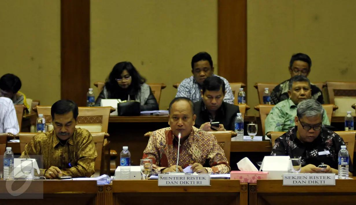 Menteri Riset Teknologi dan Pendidikan Tinggi, M Nasir mengikuti rapat kerja (raker) dengan Komisi VII DPR RI, di Komplek Parlemen, Jakarta, Kamis (22/10). Rapat itu membahas Rencana Kerja Anggaran Kementerian Lembaga (RKAKL) 2016. (Liputan6/Johan Tallo)