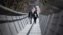 Orang-orang berjalan melewati Jembatan 516 Arouca di Arouca, Portugal (29/4/2021). Jembatan 516 Arouca merupakan jembatan gantung terpanjang di dunia yang membentang sejauh 516 meter di ketinggian 175 meter. (AFP/Carlos Costa)