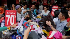 Warga memilih pakaian di kawasan perbelanjaan Pasar Baru, Jakarta, Minggu (26/6). Menjelang lebaran sejumlah toko mulai memberikan potongan harga untuk menarik pembeli. (Liputan6.com/Gempur M Surya)